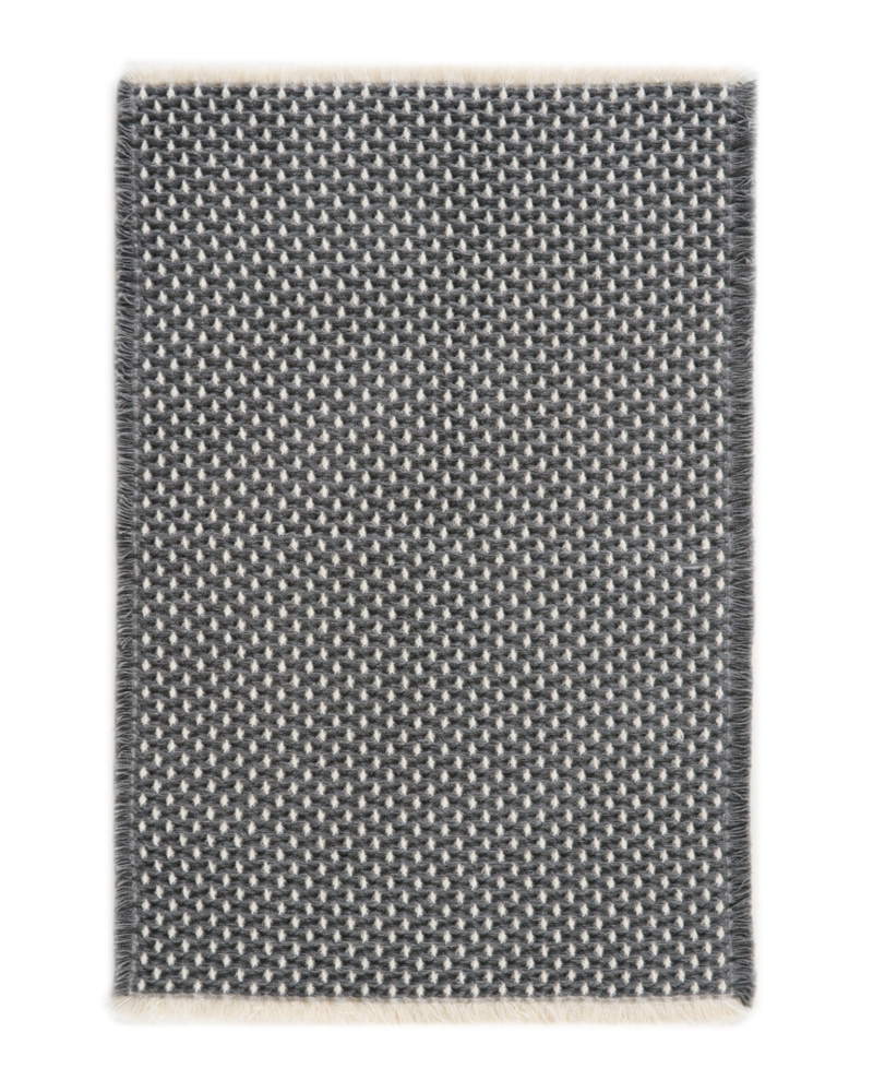 Checkered bath mat with tassels, super absorbent and non-slip, quick-drying.