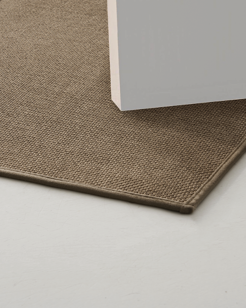 Non-slip thin bath mat, absorbent and quick-drying, suitable for bathroom use.