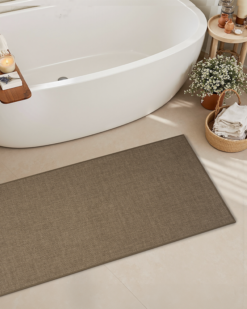 Thin bath rug, rubber-backed, quick-dry, absorbent and non-slip.