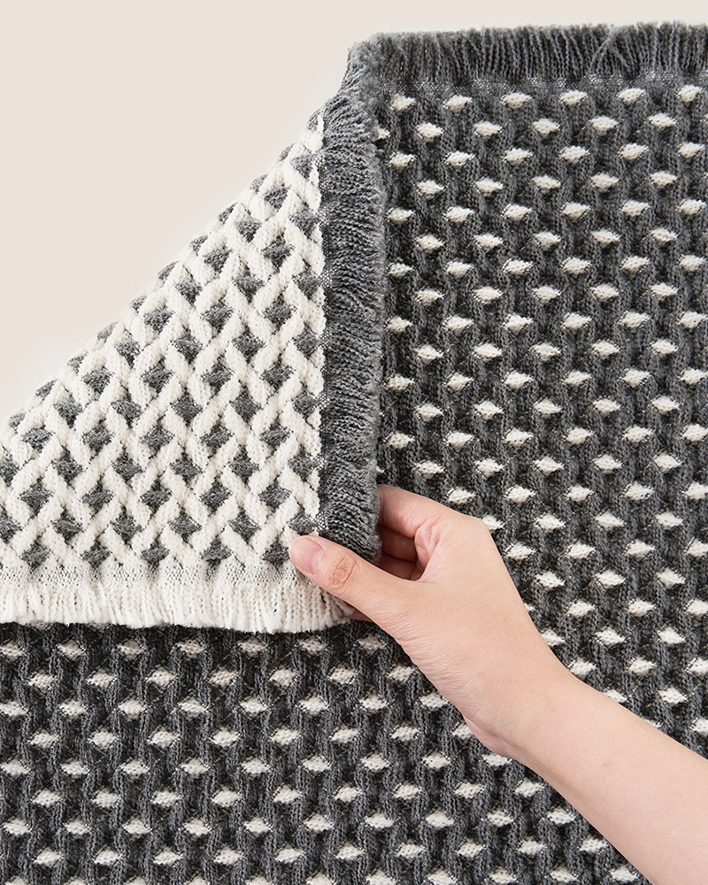 Bath mat that quickly wicks away water from bare feet after stepping out of the shower