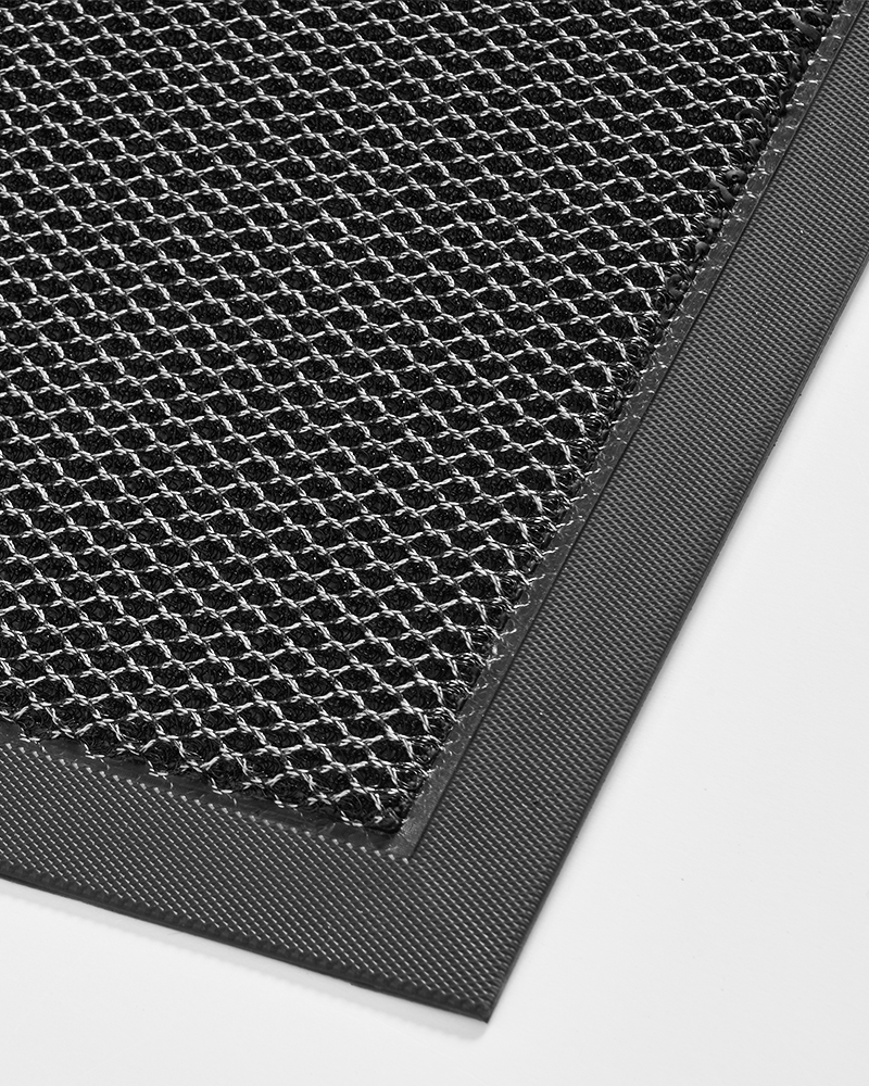 Entryway mat that helps keep floors clean and dry in all seasons