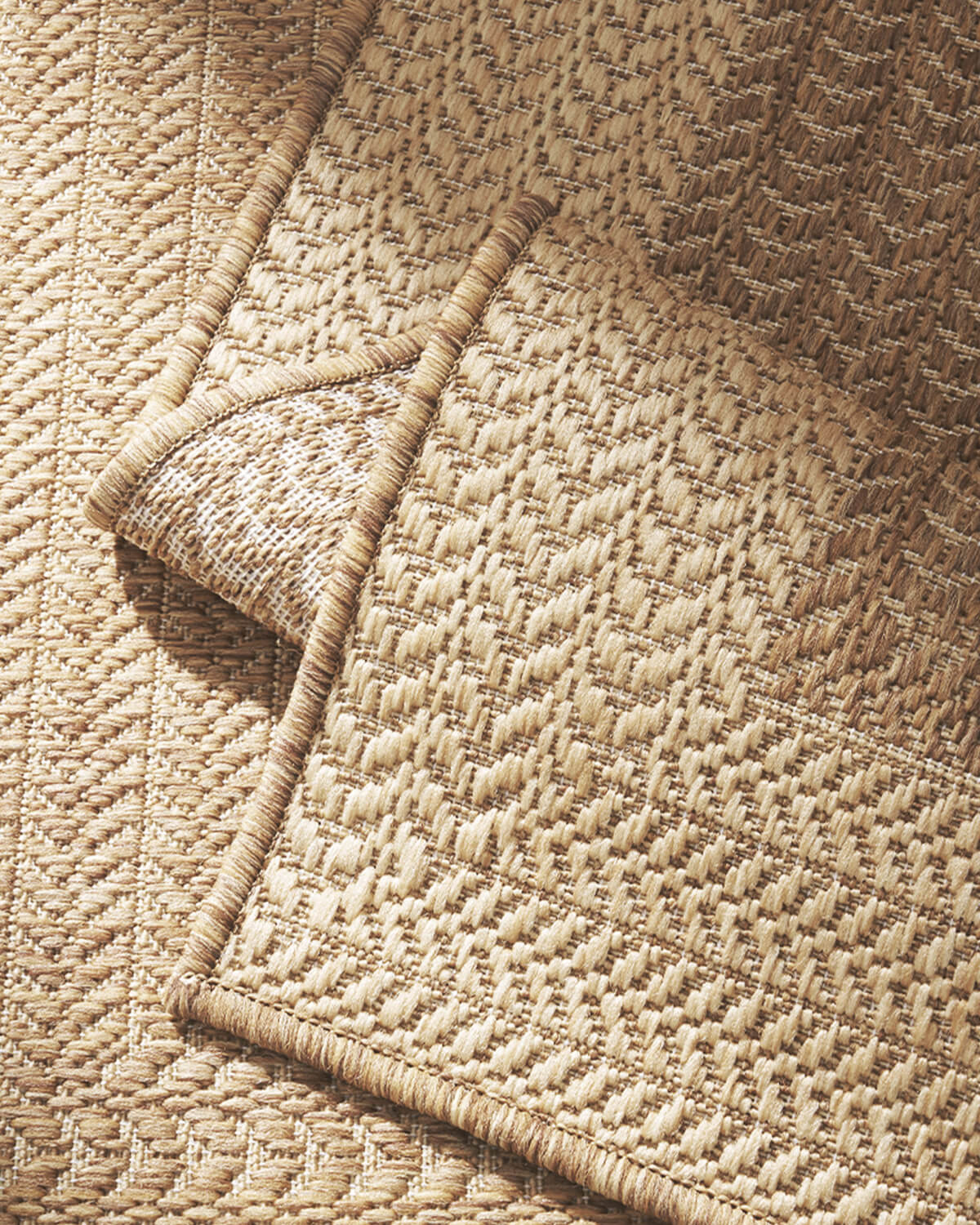 Indoor outdoor rug suitable for balcony garden and modern living room with versatile functionality