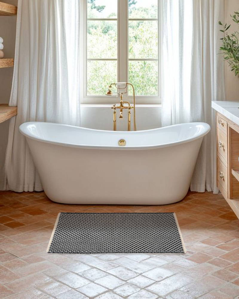 Machine washable 3D checkered bath mat, soft, absorbent and non-slip.