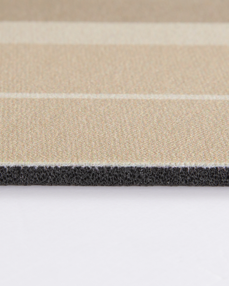 Round bath mat designed to minimize cleaning effort, drying quickly and resisting stains and residue