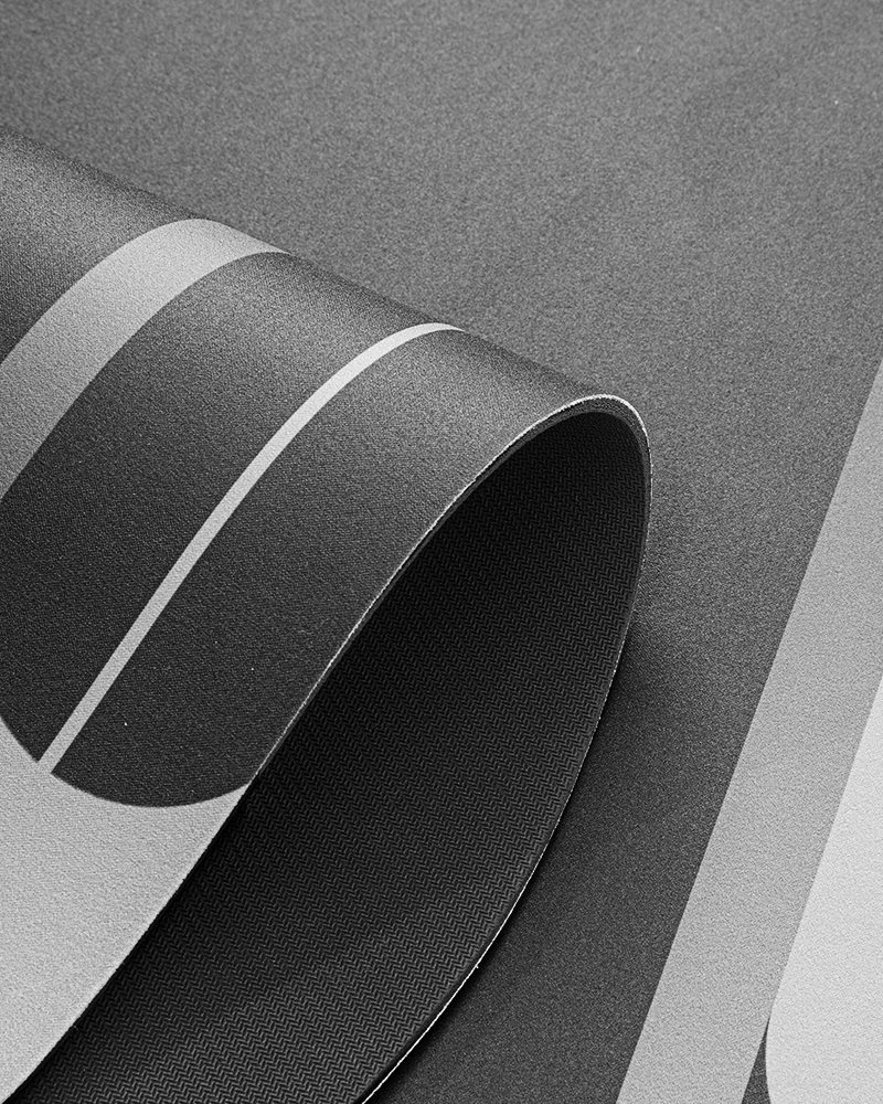 Stain resistant quick dry bathroom floor mat with sleek modern design from MontVoo.