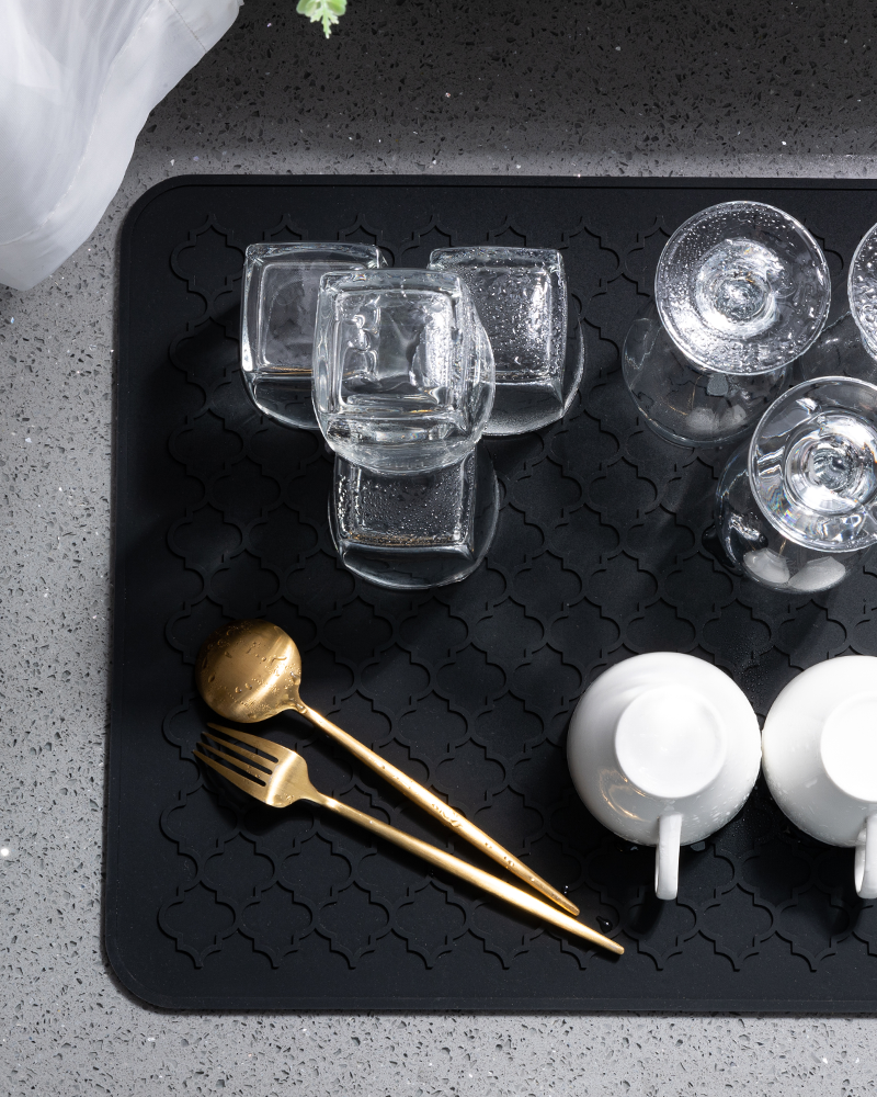 Silicone drying mat with textured surface for stability