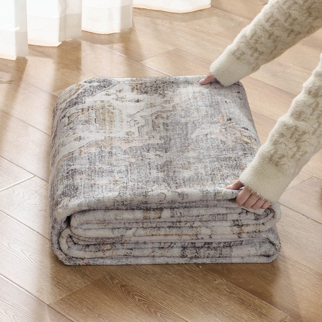 This vintage area rug features a foldable and easy-to-store design with a washable surface that makes everyday home care simple and convenient.